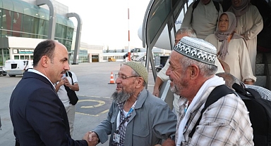 Başkan Altay, Kutsal Topraklardan Dönen Vefa Umresi İlk Kafilesinin Dönüş Heyecanına Ortak Oldu
