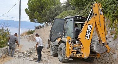 Burhaniye'de yol yapım, bakım ve onarım çalışmalarında yoğun mesai