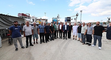 Büyükakın geleneği bozmadı, yeni sezonda Karamürselli balıkçılara da gitti
