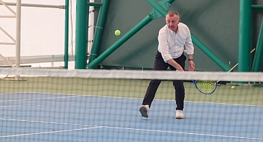 Büyükakın mesajını bu kez tenis kortundan verdi: 'Kocaeli’de herkes, her sporu yapabiliyor'