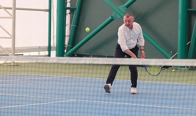 Büyükakın mesajını bu kez tenis kortundan verdi: 'Kocaeli’de herkes, her sporu yapabiliyor'