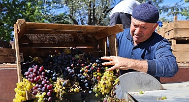 Büyükşehir’den üzüm üreticilerine makine desteği