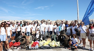 Çeşme kıyılarından 1,5 ton atık çıkarıldı