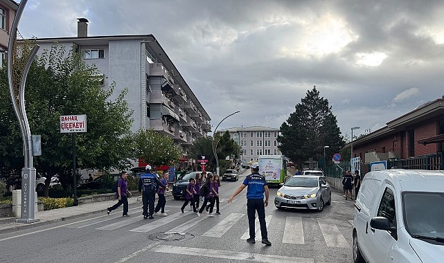 Ders zili çaldı, zabıta okul önlerinde tedbir aldı 