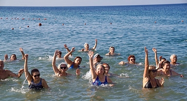 Dünya Barış Gününe denizde pilates ile başladılar