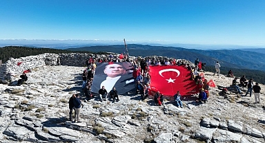 Edremit’in kurtuluşunun 104. yılında Sarıkız Zirvesi’nde bayrak yürüyüşü