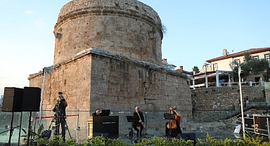 Hıdırlık Kulesi’nde Akdeniz manzarasına müzik eşlik etti
