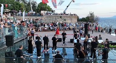 Hıdırlık Kulesi’nde gün batımı ve müzik keyfi yaşandı