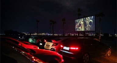 İnciraltı’nda arabada sinema keyfi