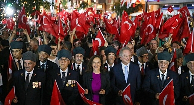 Karşıyaka’da 9 Eylül coşkusu sokakları kırmızı beyaza bürüdü 