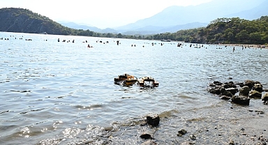 Kemer’de 575 metrelik deniz bariyeri takıldı 