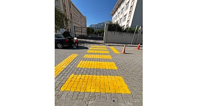 Kemer’de okul önlerindeki yaya geçitleri boyanıyor