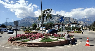 Kemer’de yeşil alanlarda bakım çalışmaları