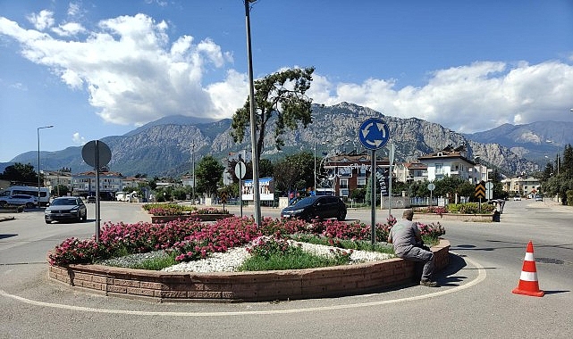 Kemer’de yeşil alanlarda bakım çalışmaları