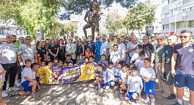 Konak’ta vefa dolu buluşma: Metin Oktay heykeli önünde anıldı