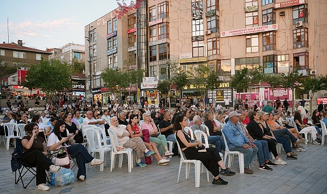 Maltepe’de yarı final coşkusu dev ekranda izlendi