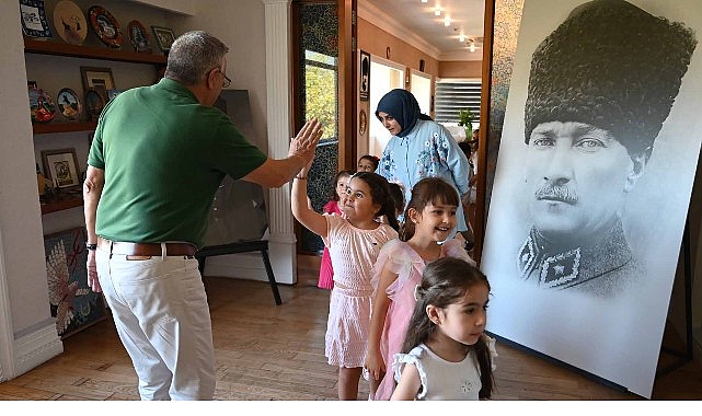 Minik yürekler bağış sertifikasını Başkan Topaloğlu’na sundu