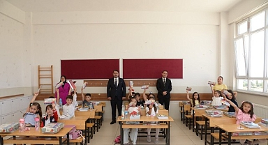 Miniklere Başkan Çırpanoğlu’ndan Eğitim Desteği ve Hediye Sürprizi