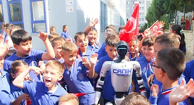 Türkiye'nin Nüfusa Kayıtlı İlk İnsansı Robotu Öğrencileri Sıralarda Karşıladı
