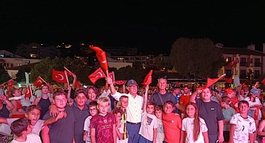 Yüzlerce Datçalı şampiyonluğu beraber izledi
