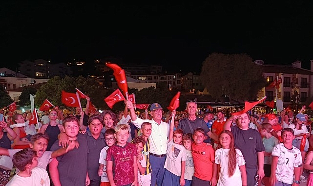Yüzlerce Datçalı şampiyonluğu beraber izledi