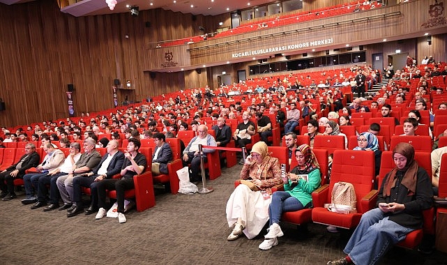 Afyoncu’dan Kocaeli Kitap Fuarı’nda tarih dersi; “Geçmiş, geleceği inşa etmek için okunmalı”