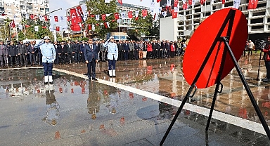 Antalya Büyükşehir’de Cumhuriyet coşkusu çelenkle taçlandı