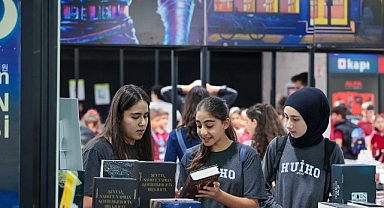 Antalya Kitap Fuarı’na öğrencilerden yoğun ilgi