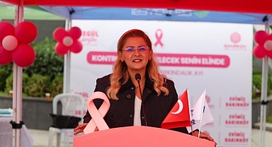 Bakırköy’de Pembe Şemsiyelerle Meme Kanseri Farkındalık Yürüyüşü