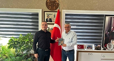 Balıca, yeni kitabını Başkan Topaloğlu’na takdim etti