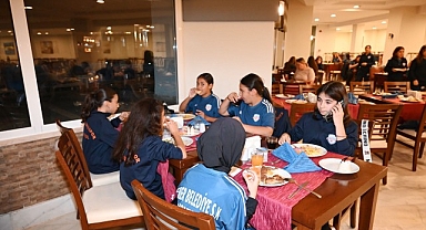 Başkan Topaloğlu’ndan voleybolculara motivasyon yemeği