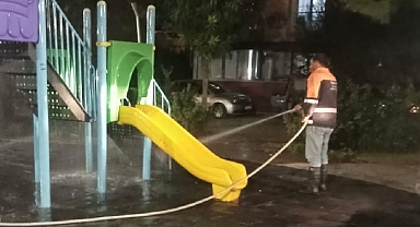 Burhaniye Belediyesi Temizlik İşleri ekipleri 7/24 sahada