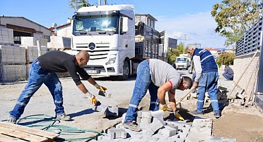 Burhaniye’de Yol Yapım ve Bakım Çalışmaları Sürüyor