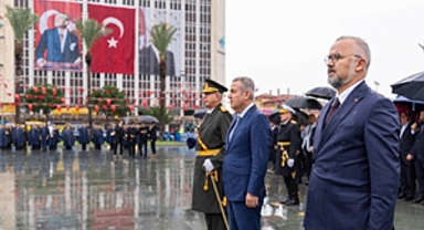 Cumhuriyet Bayramı kutlamaları çelenk sunma töreni ile başladı