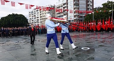 Cumhuriyet Bayramı kutlamaları çelenk sunma töreniyle başladı