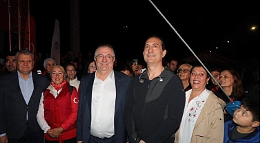 Edremit’te Cumhuriyet Bayramı coşkusu yağmura rağmen dinmedi