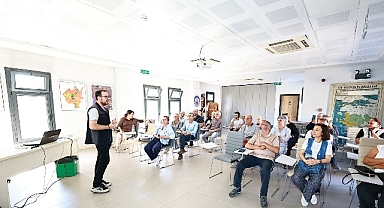 Efes Selçuk’ta Zeytin Üreticilerine Budama Eğitimi