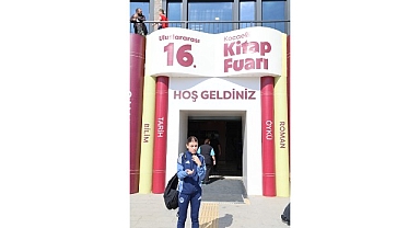 İrem, kitapların dünyasını işaret diliyle keşfetti