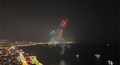 İzmir’de Cumhuriyet coşkusu gökyüzüne taştı