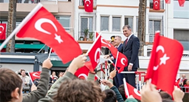 İzmir’de Cumhuriyet coşkusu meydanlara sığmadı