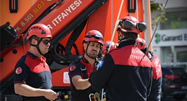İzmir İtfaiyesi’nden gerçeği aratmayan tatbikat