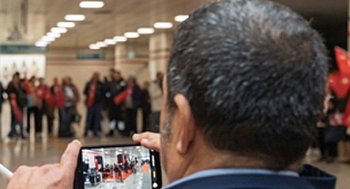 İzmir Metrosu’nu Cumhuriyet coşkusu sardı