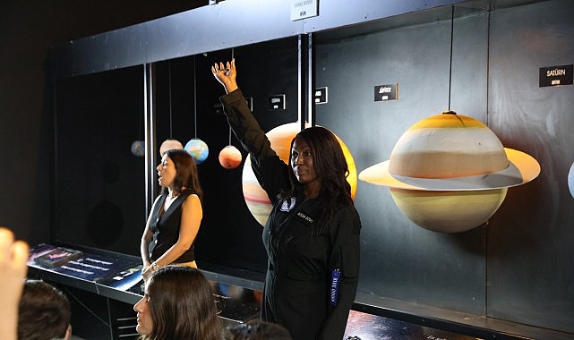 Karman Hattını Geçen Astronot Aisha Bowe, Çiğli’de öğrencilerle buluştu