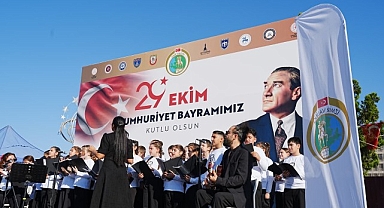 Karşıyaka’dan Öğrenciler, Halk Oyunları ve Çocuk Korosuyla Cumhuriyet Coşkusuna Ortak Oldu