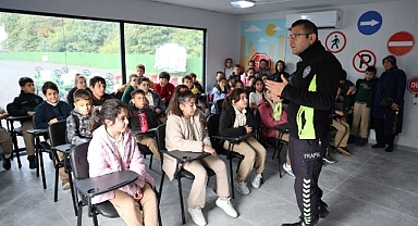 Kartepe’de Minik Öğrenciler Trafik Kurallarını Uygulamalı Öğreniyor