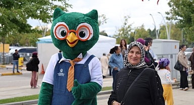 Kitapla denge oyunu fuara renk kattı