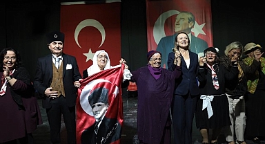 Konak’ın çınarlarından unutulmaz Cumhuriyet gösterisi