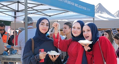 KOÜ’lü gençler Büyükşehir’le enerji depoluyor; ‘Gelin Tanış Olalım’da eğlence başladı