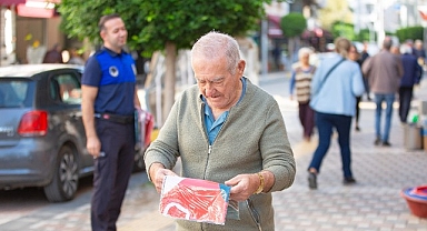 Narlıdere Belediyesinden Cumhuriyet Bayramı Öncesinde Esnafa Bayrak Dağıtımı