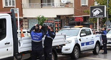 Nilüfer’de kaldırım ve yolları işgal eden tabelalar toplandı